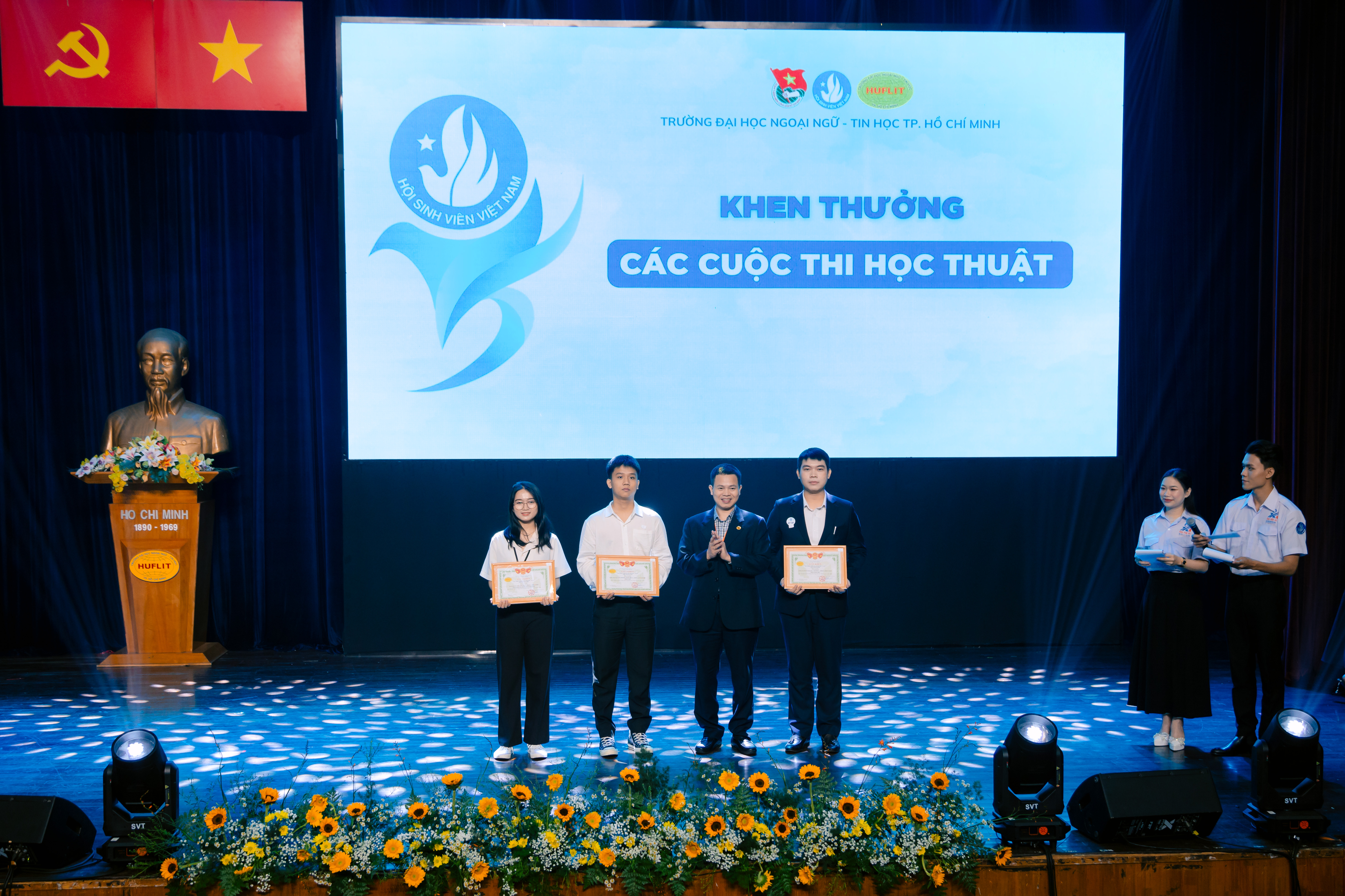 Doan-Hoi-HUFLIT-Khen-thuong-cac-cuoc-thi-9.jpg