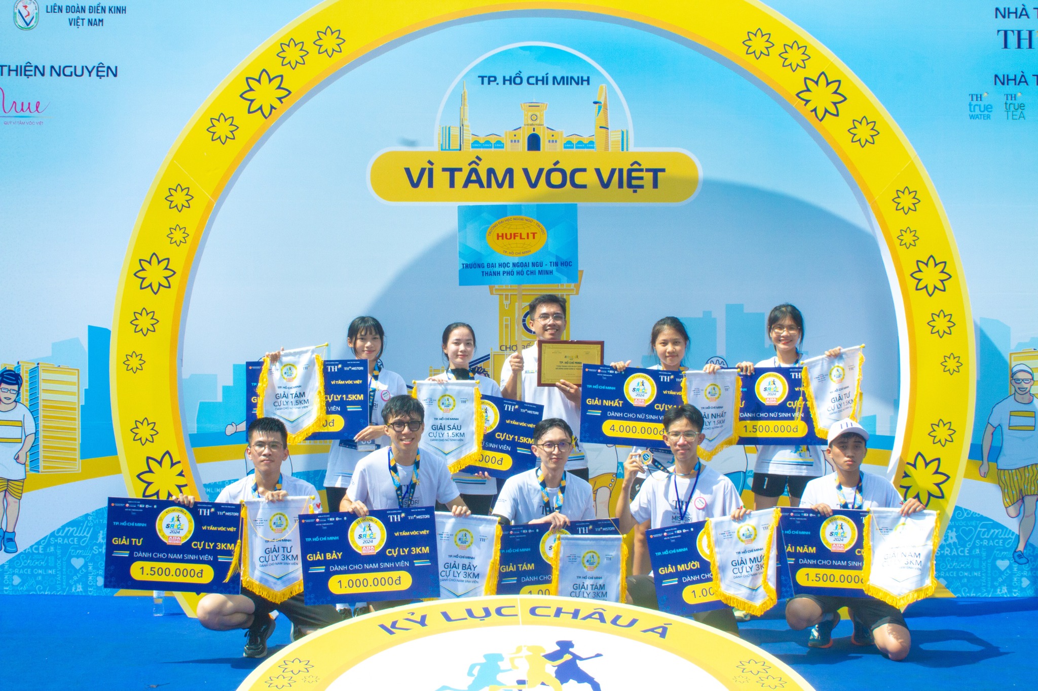 Doan-Hoi-HUFLIT-Khen-thuong-cac-cuoc-thi-1.jpg