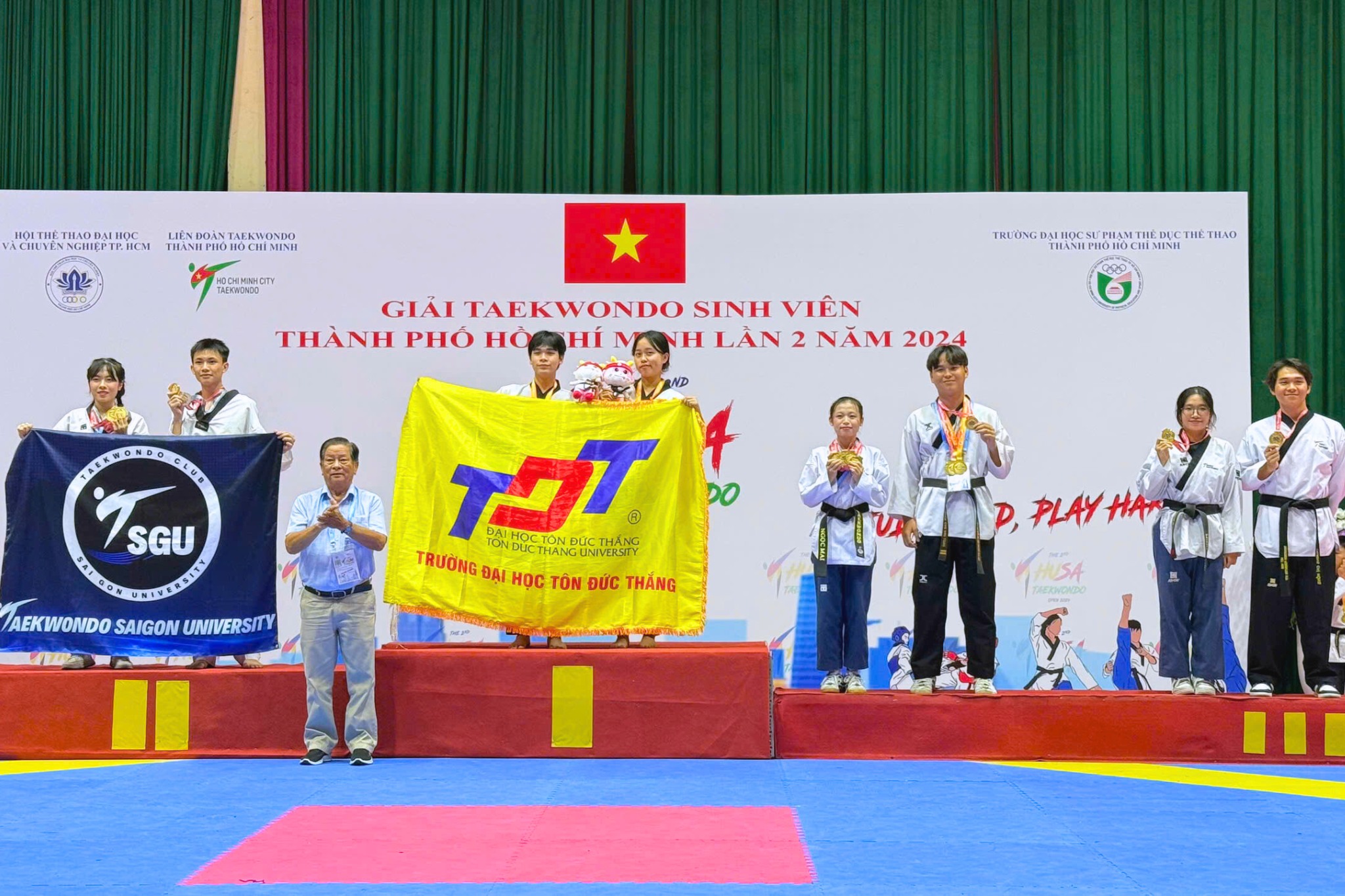 Doan-Hoi-HUFLIT-Khen-thuong-cac-cuoc-thi-4.jpg