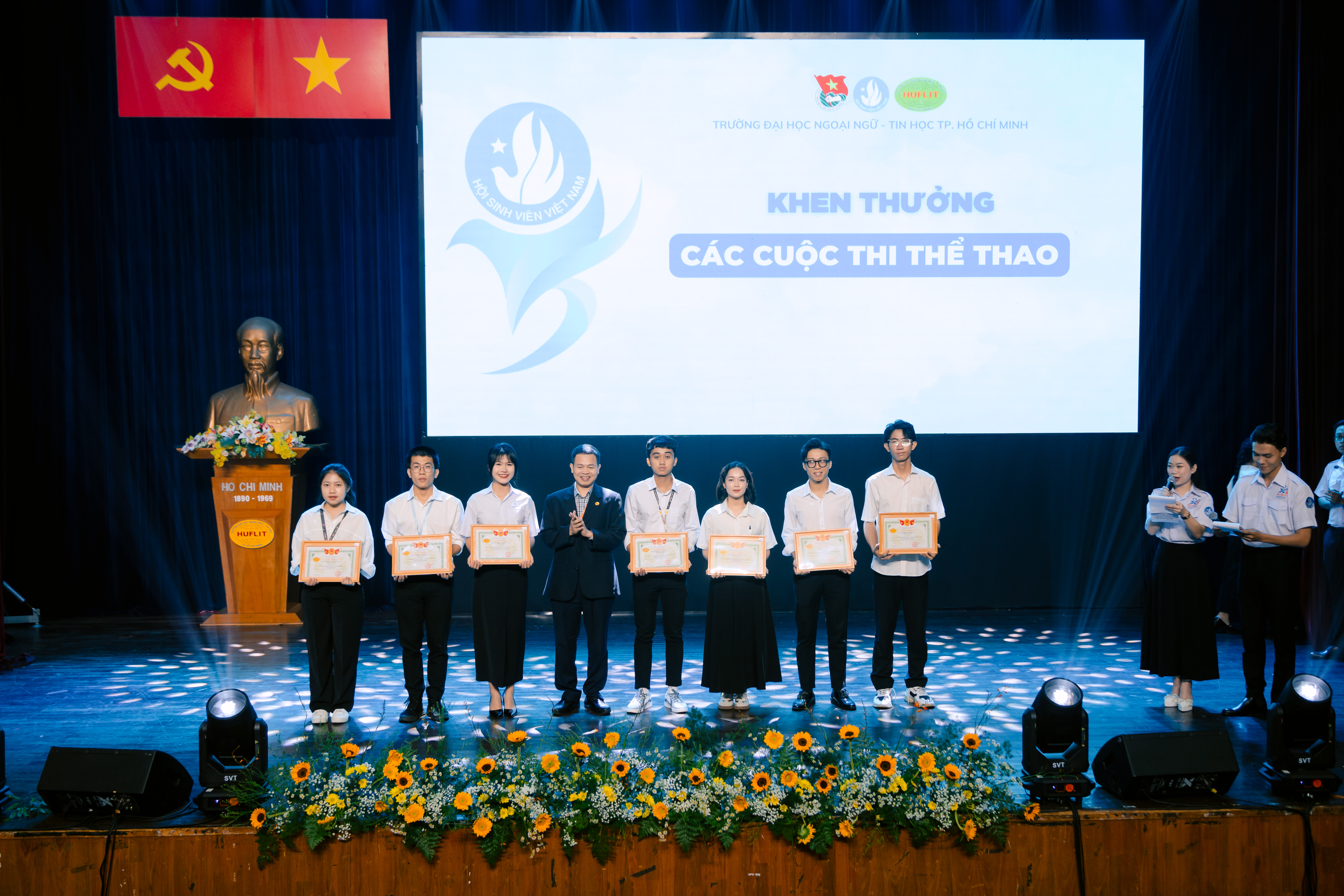 Doan-Hoi-HUFLIT-Khen-thuong-cac-cuoc-thi-7.jpg