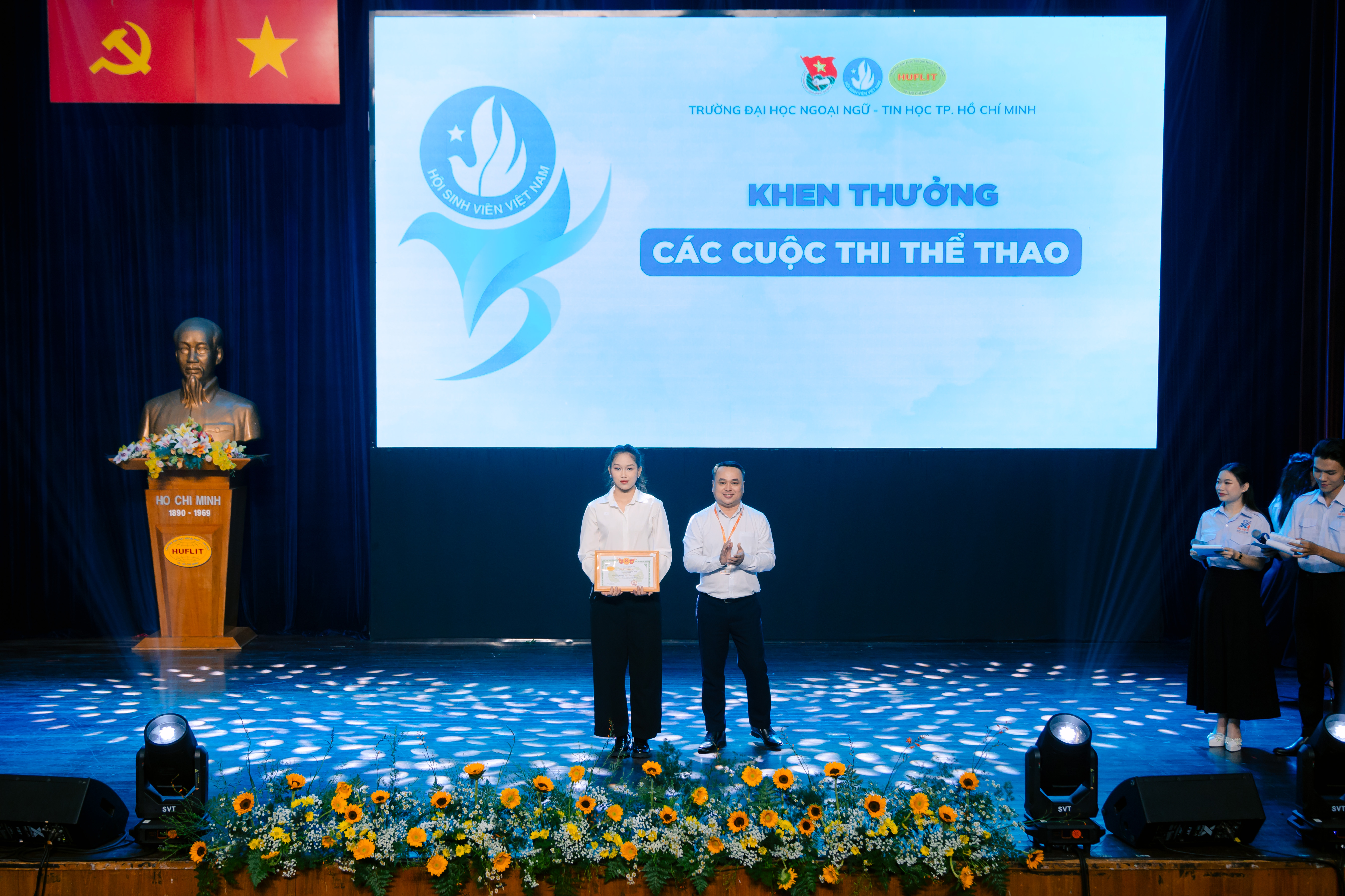 Doan-Hoi-HUFLIT-Khen-thuong-cac-cuoc-thi-11.jpg