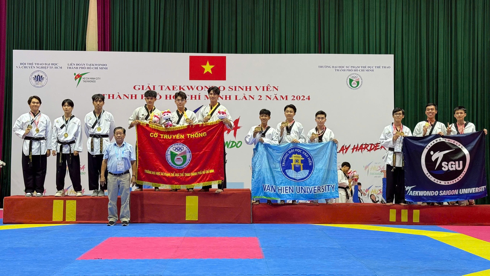 Doan-Hoi-HUFLIT-Khen-thuong-cac-cuoc-thi-5.jpg