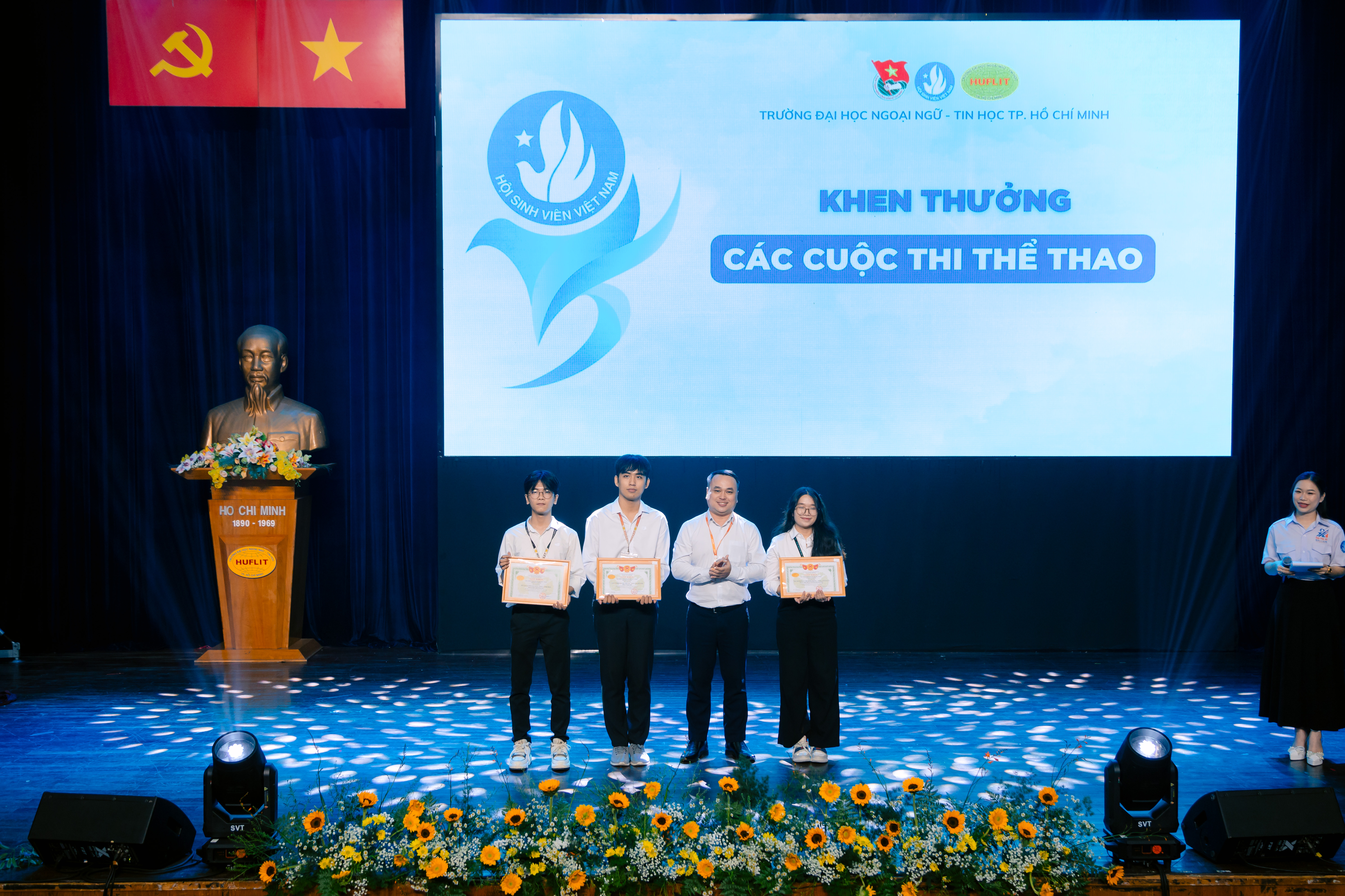 Doan-Hoi-HUFLIT-Khen-thuong-cac-cuoc-thi-10.jpg
