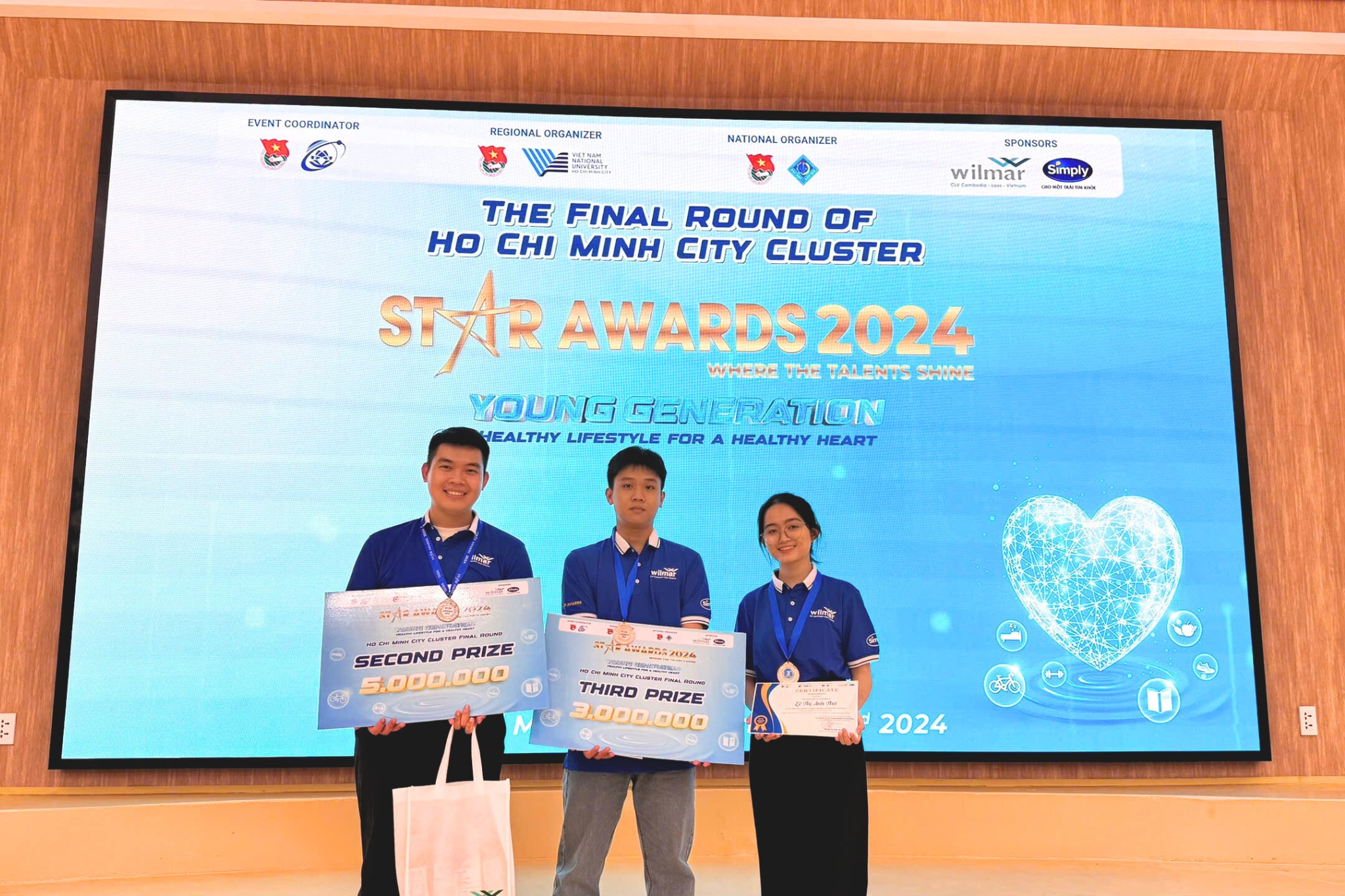 Doan-Hoi-HUFLIT-Khen-thuong-cac-cuoc-thi-3.jpg
